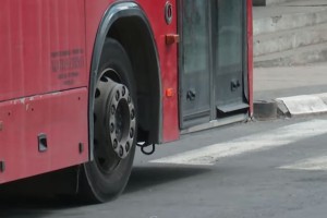 Z beograjskega avtobusa odpadlo kolo in usodno poškodovalo 69-letnico