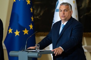 Orban von der Leynovi grozi z migranti