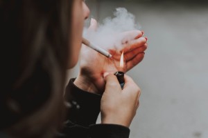 Francija bo prepovedala kajenje na vseh javnih mestih, do katerih imajo dostop otroci