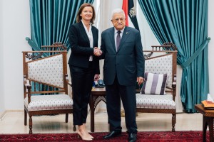 Tanja Fajon na Zahodnem bregu s palestinskim vodstvom