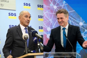 Prerokba razgalila Janšo: predčasne volitve ga skrbijo, želi si miru vsaj do spomladi 2026 in rednih volitev