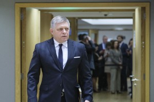 Slovaški premier Robert Fico po operaciji znova pri zavesti