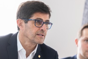 »Strokovno« kadrovanje v Kranju: Rakovec in občinski birokrati na čelo gledališča postavljajo televizijko