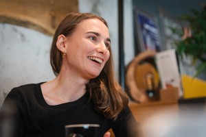 Spopad za izvoljive okraje v SDS: Janša si želi mlado vplivnico