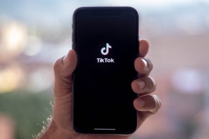 Tiktok bo v EU ukinil program nagrajevanja, ki naj bi spodbujal zasvojenost