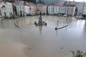 Poglejte, kako je poplavilo slavni Tartinijev trg (FOTO)