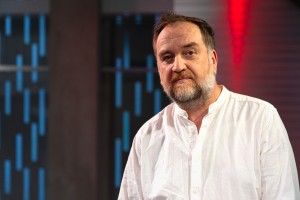 Kako s sarkastično čestitko razkuriti Janševe privržence