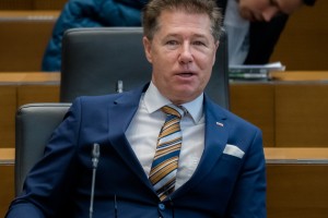 Breznik vztraja, da ne bo sklical seje o kandidaturi Marte Kos
