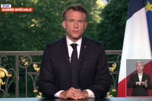 Šok v Franciji: Macron po debaklu na evropskih volitvah sklical predčasne volitve za 30. junij