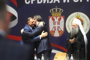 Vučić in Dodik sta se objemala, patriarh je molil, Srbi so rajali v Beogradu