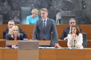 Golob udaril po SDS: Vsa dejanja vaše stranke gredo v smer demoliranja pravne države