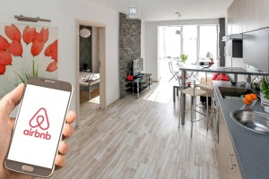 Zakon, ki bi oklestil oddajo stanovanj prek Airbnb, bo še dopolnjen