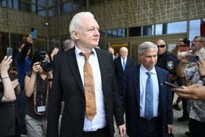 Assange po priznanju krivde odpotoval domov v Avstralijo