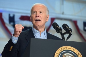 Biden je trmast: Le vsemogočni bog me lahko prepriča v umik