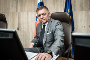 Fico spet na seji vlade: Dragi liberalni mediji in opozicija, žal mi je, da sem preživel