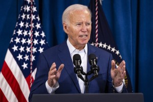 Biden govoril s Trumpom, napad je obsodil in ga označil za bolnega