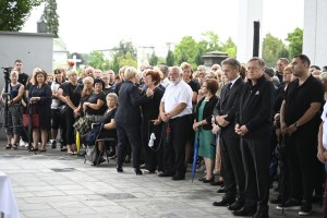 Golob, Pirc Musarjeva in številni znani Slovenci na pogrebu Anite Ogulin (FOTO)