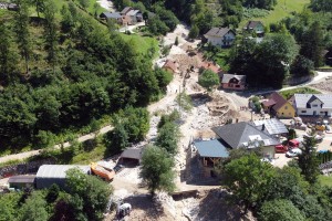 V Kokri se prebijajo do odrezanih gorskih kmetij, ljudem peš prinašajo hrano in vodo (FOTO)