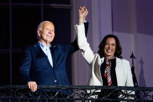 Biden izstopil iz predsedniške tekme in podprl Kamalo Harris