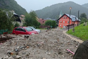 V Črni na Koroškem moškega zasul plaz, neurje na Okrešlju ujelo planince