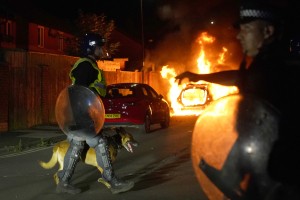 Izgredi po napadu z nožem na otroke: napadalec bo stopil pred sodnika