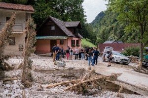 V Kokri bo treba porušiti eno od zasutih hiš, drugo bodo obnovili