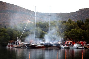 Neurje zdelalo Split, strela zažgala jadrnico