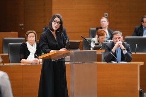 Bo Emilija Stojmenova Duh sama odstopila? Po parlamentarnih počitnicah se v politiki obeta burno dogajanje