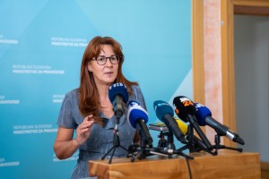 Katičeva proti spreminjanju zakonov samo zaradi Romov