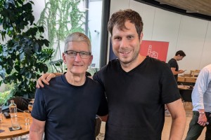 Ko v ljubljanski kavarni naletiš na enega najvplivnejših ljudi sveta: Applov Tim Cook v Sloveniji