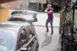 Rom je deklico ustrelil v nogo, s pištolo grozil še najstniku