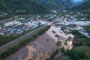 Reševalci iz Slovenije prispeli v BiH: 46 ljudi in 6 psov išče pogrešane po poplavah