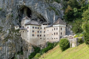 Divje noči pred Predjamskim gradom: hrup črnega avtokampa razburja domačine