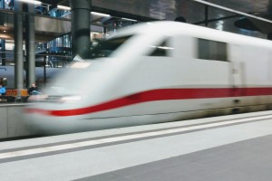 Kaos na vlaku z evroposlanci: po domnevni eksploziji evakuacija