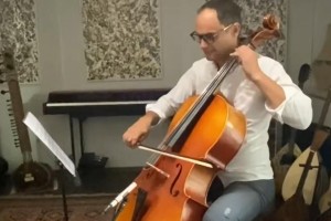 Anže Logar ob izstopu iz SDS zaigral na violončelo