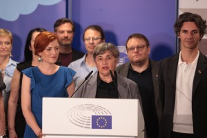 Stari borci, komunisti in partizani se obračajo v grobovih – lastni vnuki so jih tako hinavsko izdali!
