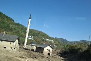 Bosanska Jablanica po poplavah očiščena, most na Neretvi, ki ga je ukazal podreti Tito, pa drejo gledat turisti (FOTO)