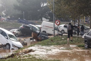 Šokantni prizori v Valencii: več deset mrtvih v katastrofalnih poplavah (VIDEO)