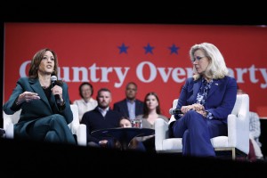 Trump na glas "razmišljal" o streljanju na Liz Cheney