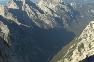 V Kranjski gori z zapornico omejili dostop do doline pod Triglavom