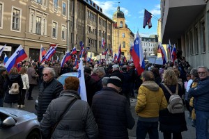 RTVS žuga Janševim protestnikom, ki so napadli kombi z ekipo nacionalke: Uporabili bomo vsa razpoložljiva pravna sredstva