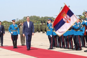 aleksandar vucic srbija vojaki