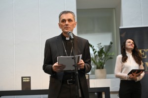 Golob sprejel škofa Sajeta, v dar je dobil Sveto pismo
