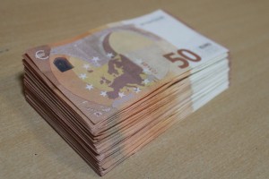 Pri 26-letniku našli 62 ponarejenih bankovcev