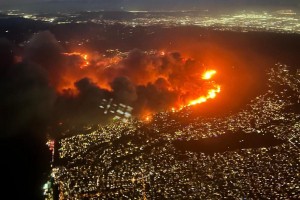 Požari v Los Angelesu se širijo, pred ognji pobegnilo 130.000 ljudi