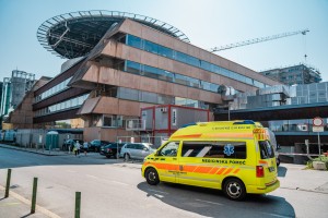 Heliport UKC Ljubljana zaprt že četrti teden, helikopterji pristajajo v vojašnici v Mostah