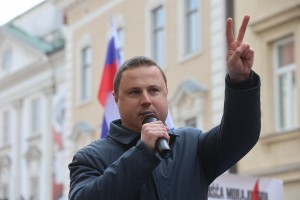 Žana Mahniča srbijo prsti: Slovence bi oboroževal in jim dal licenco za ubijanje?