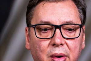 Vučića grabi panika: žrtvovanje prijatelja in opravičevanje brutalnega napada