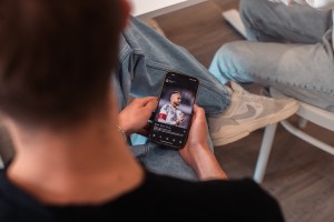 Nemci ne morejo brez telefona niti na stranišču