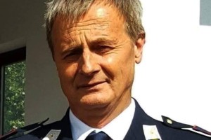 Janša je tiho kot miš v bunkerju, ko njegov idol Trump sporoča Ukrajini, naj se pripravi na kapitulacijo